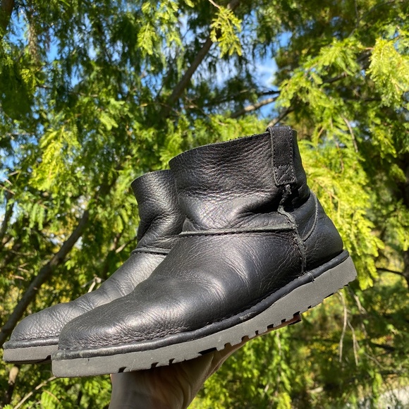 Wm 8 UGG Black Leather Unlined Mini Boot - Picture 14 of 15